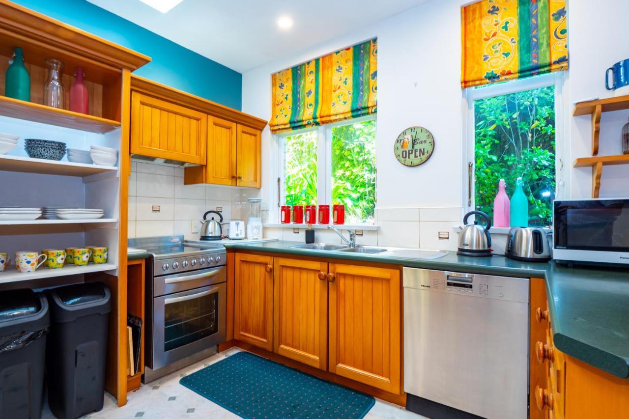 The Ocean Breeze Cbd Bed & Breakfast Timaru Exterior photo